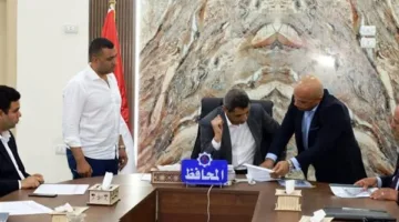 محافظ السويس يناقش مع ممثلين عن هيئة الاستثمار الفرص الاستثمارية المتاحة.