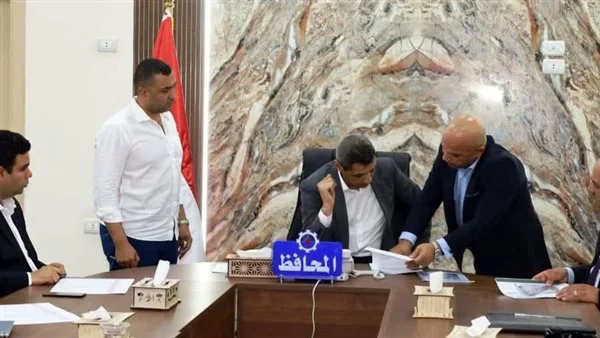 محافظ السويس يناقش مع ممثلين عن هيئة الاستثمار الفرص الاستثمارية المتاحة. محافظ السويس يناقش مع ممثلين عن هيئة الاستثمار الفرص الاستثمارية المتاحة.