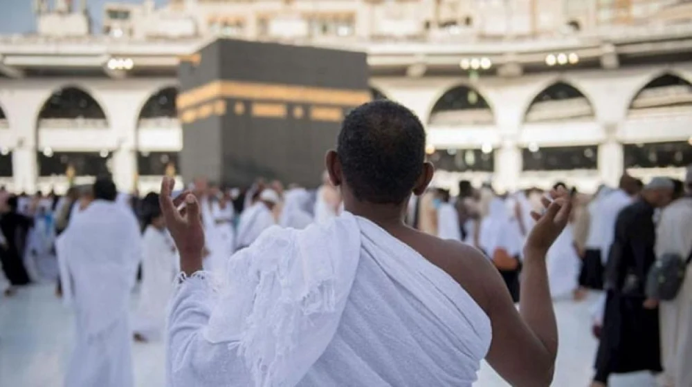 خطوات إحرام الحج للمبتدئين: كيفية ربط الإزار وما يجب تجنبه | فيديو خطوات إحرام الحج للمبتدئين: كيفية ربط الإزار وما يجب تجنبه | فيديو