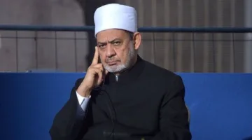 شيخ الأزهر يقدم التعازي للطبيبة الفلسطينية آلاء النجار بعد فقدانها أبناءها التسعة.