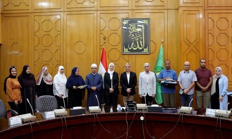 محافظ الإسماعيلية يوزع تأشيرات الحج وتذاكر السفر على حجاج الجمعيات الأهلية محافظ الإسماعيلية يوزع تأشيرات الحج وتذاكر السفر على حجاج الجمعيات الأهلية