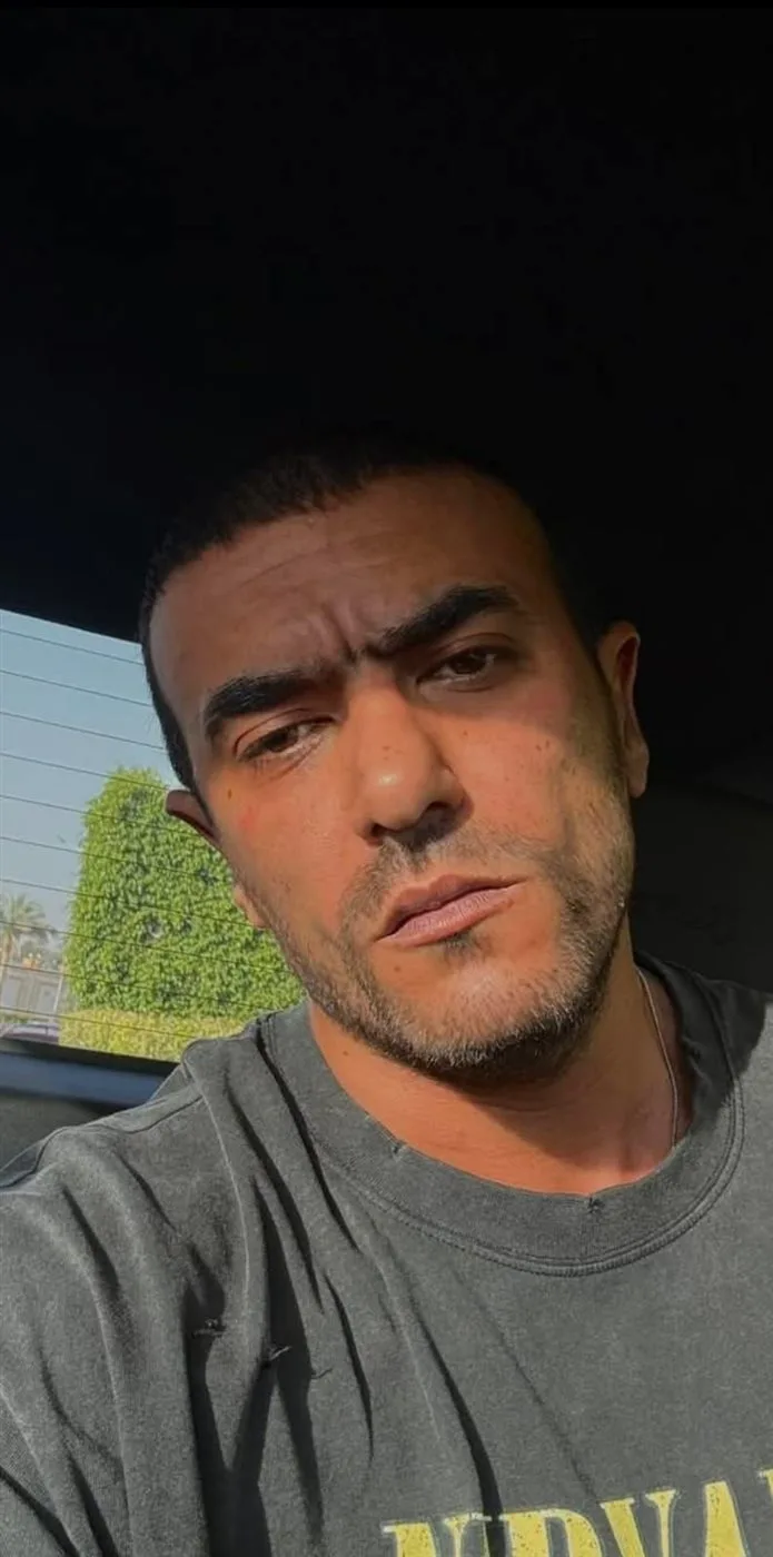 أحمد العوضي يطل بإطلالة جديدة تثير فضول معجبيه أحمد العوضي يطل بإطلالة جديدة تثير فضول معجبيه