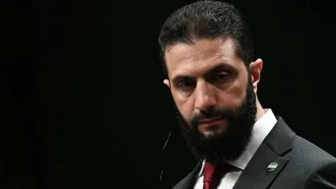 الشرع: قرار رفع العقوبات الأميركية عن سوريا يُعتبر خطوة جريئة تاريخياً تساهم في تخفيف معاناة السوريين وتعزز استقرار المنطقة الشرع: قرار رفع العقوبات الأميركية عن سوريا يُعتبر خطوة جريئة تاريخياً تساهم في تخفيف معاناة السوريين وتعزز استقرار المنطقة