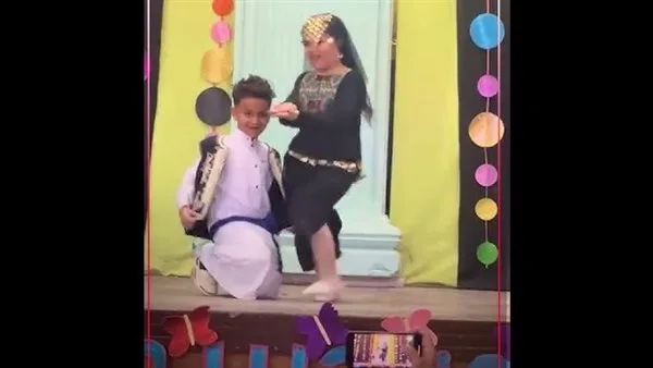 رقصة طفلة في حفل تخرج تثير الجدل في مصر (فيديو) منذ بدايتها رقصة طفلة في حفل تخرج تثير الجدل في مصر (فيديو) منذ بدايتها