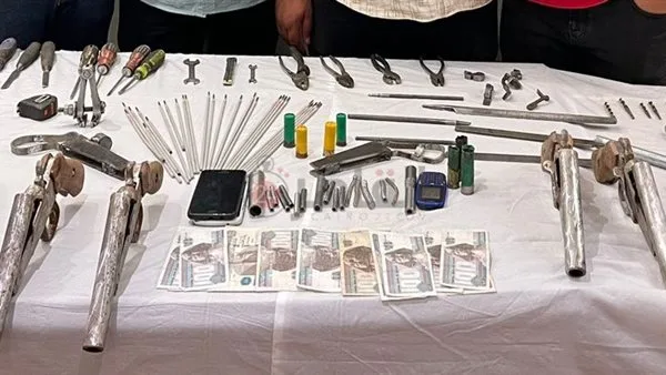 إلقاء القبض على المشتبه به بتشغيل ورشة لتصنيع الأسلحة النارية في الدقهلية إلقاء القبض على المشتبه به بتشغيل ورشة لتصنيع الأسلحة النارية في الدقهلية