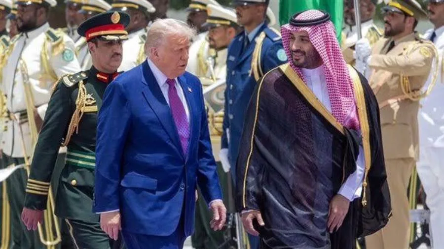 محمد بن سلمان وترامب يوقعان اتفاقيات ضخمة: استثمارات بمليارات الدولارات ومصالح إقليمية محمد بن سلمان وترامب يوقعان اتفاقيات ضخمة: استثمارات بمليارات الدولارات ومصالح إقليمية