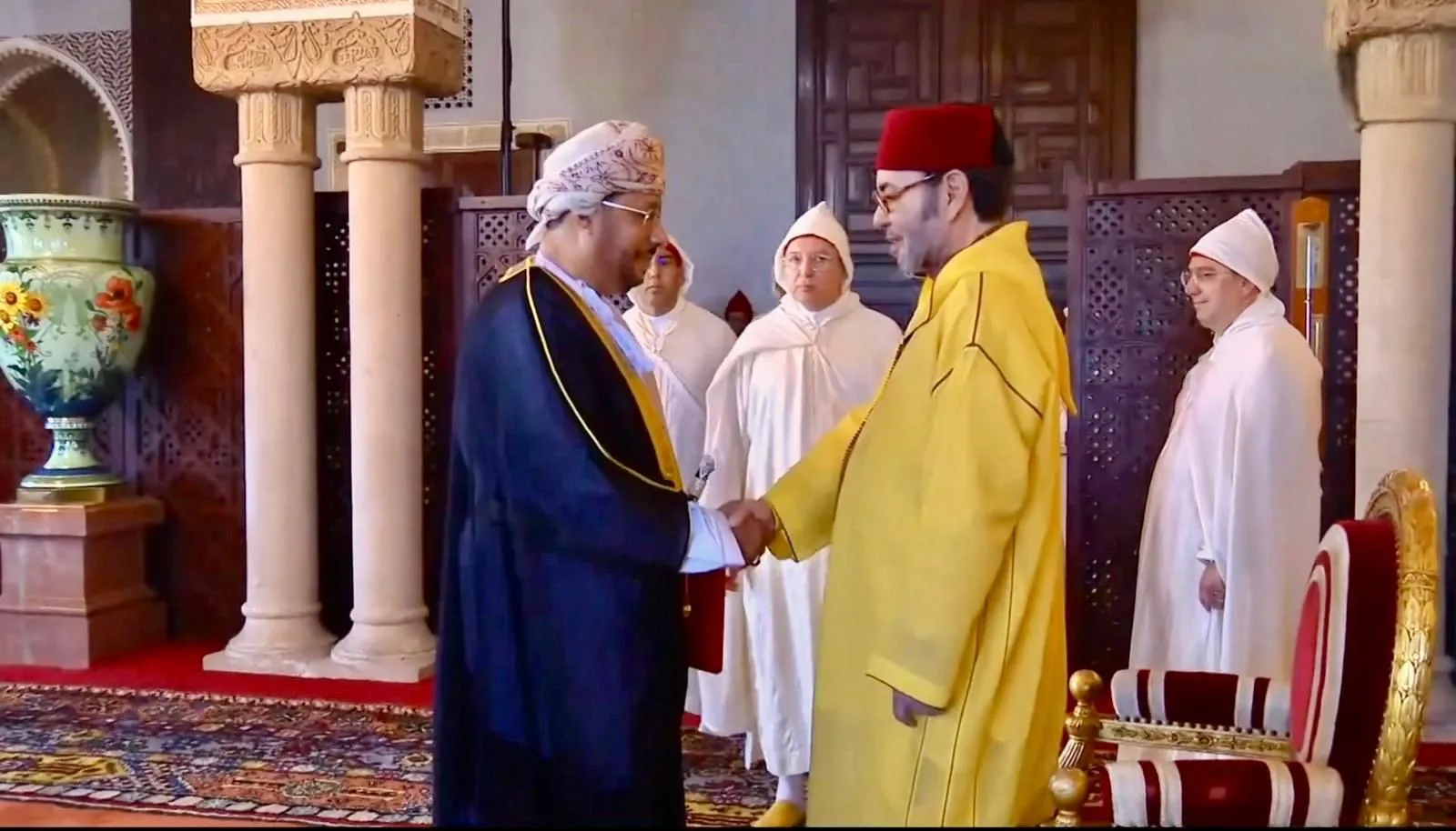 سفير سلطنة عُمان يُسلم أوراق اعتماده للملك المغربي سفير سلطنة عُمان يُسلم أوراق اعتماده للملك المغربي