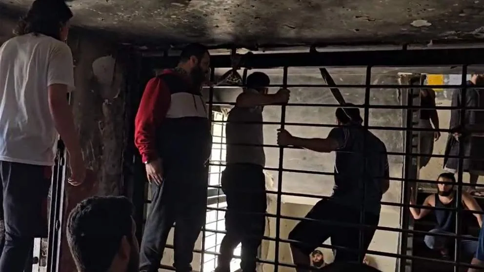 توترات حادة وتعليق المشانق.. ما الذي يجري في سجن رومية؟ (فيديو) توترات حادة وتعليق المشانق.. ما الذي يجري في سجن رومية؟ (فيديو)
