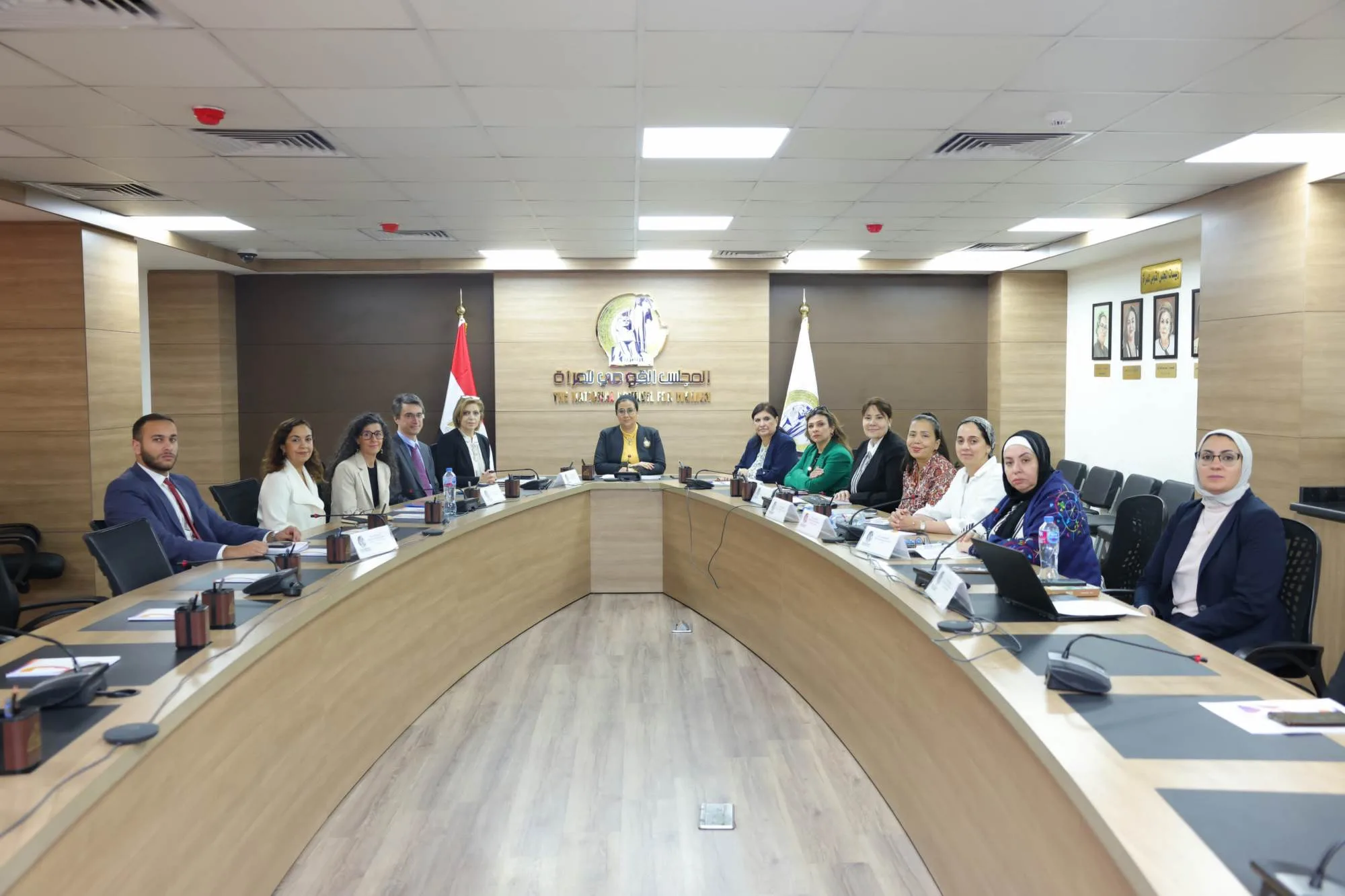 المستشارة أمل عمار تستقبل فريقًا من البنك الدولي لبحث سُبُل تعزيز الشراكة. المستشارة أمل عمار تستقبل فريقًا من البنك الدولي لبحث سُبُل تعزيز الشراكة.