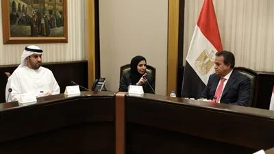 وزير الصحة يناقش مع المدير التنفيذي للمنشآت الصحية في الإمارات تحسين الخدمات الطبية