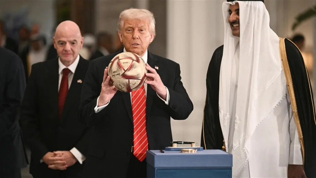 أمير قطر يقدم لترامب كرة كأس العالم لتسليمها لمونديال الولايات المتحدة (فيديو)