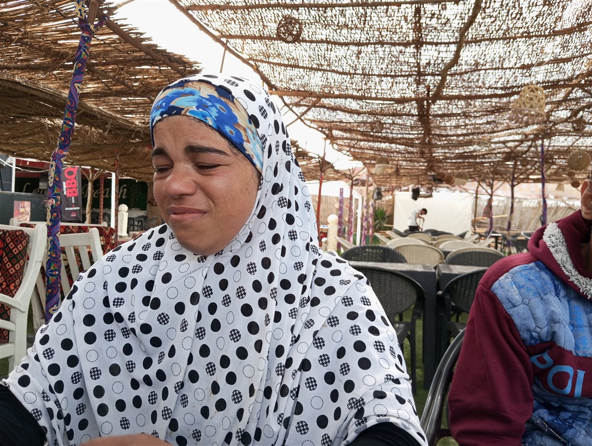 الام تبكي ابنها الصغير 