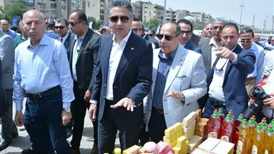 وزير التموين ومحافظ القاهرة ي inaugurate the one-day market in Nasr City and announce the commencement of the second phase in the governorates. وزير التموين ومحافظ القاهرة ي inaugurate the one-day market in Nasr City and announce the commencement of the second phase in the governorates.
