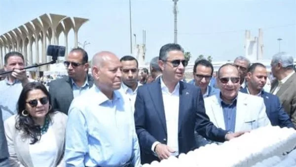 وزير التموين ومحافظ القاهرة ي inaugurate سوق اليوم الواحد في مدينة نصر.