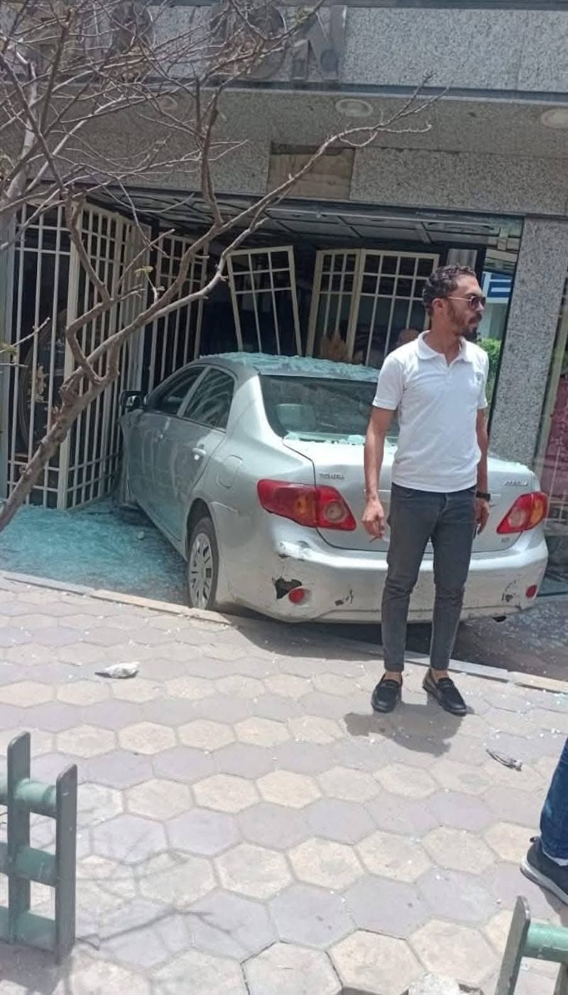 السيارة اقتحمت المحل 