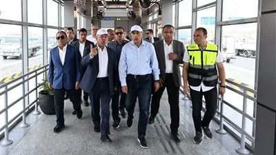 رئيس الوزراء يزور المرحلة الأولى من التشغيل التجريبي لمشروع الأتوبيس الترددي لمراقبة استعداداته لخدمة المواطنين.