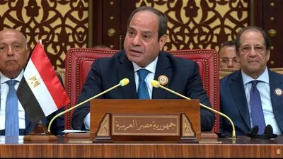 الرئيس السيسي يلتقي رئيس الحكومة العراقية خلال القمة العربية الرابعة والثلاثين في بغداد
