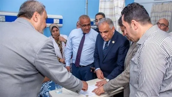 رئيس جامعة طنطا يتفقد طالبات كلية علوم الرياضة للاطلاع على حالتهن الصحية.
