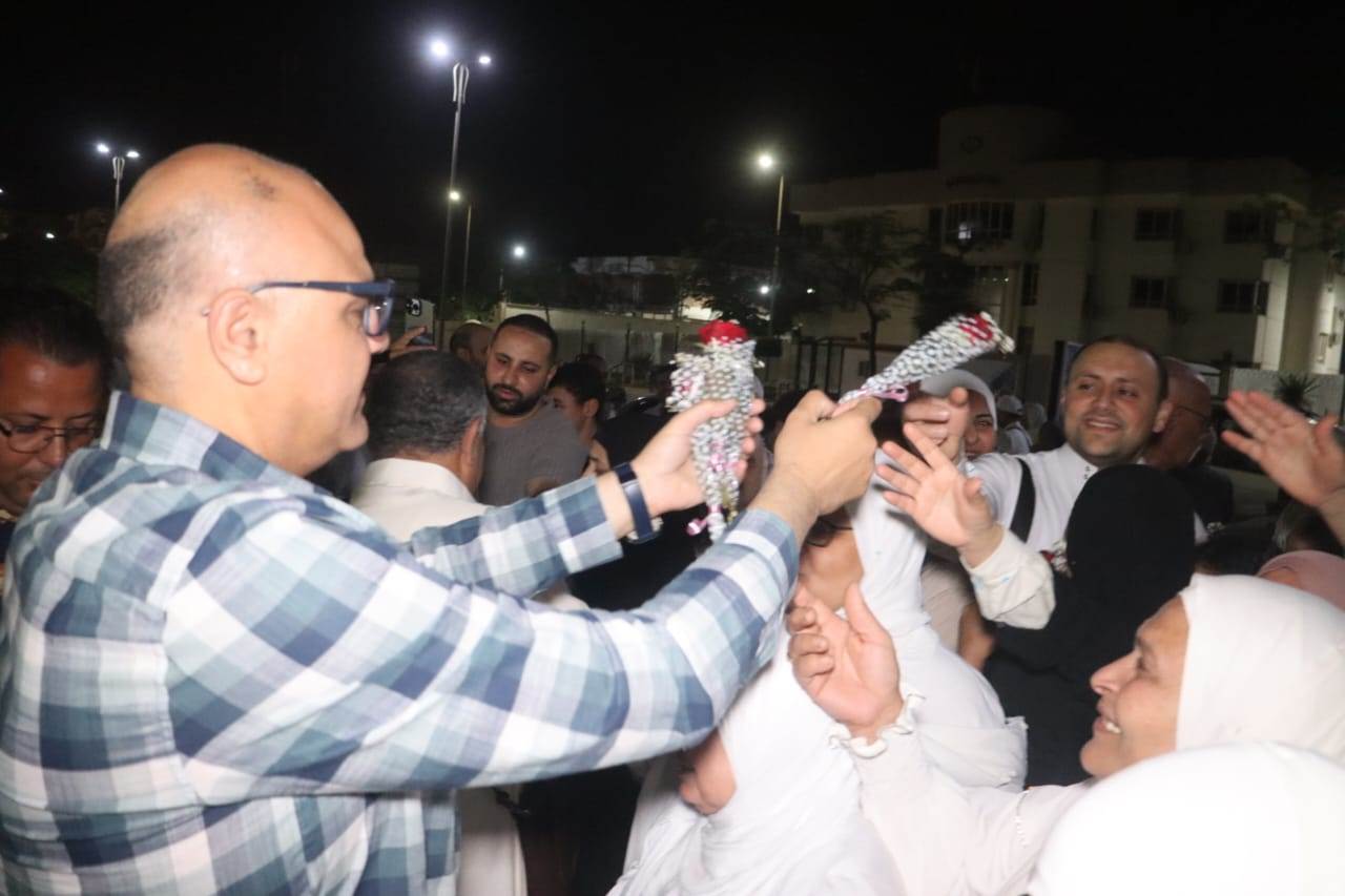 المحافظ يوزع الورد
