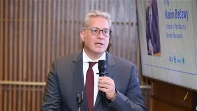 وزير البترول يضمن التزام الدولة نحو شركائها الدوليين في مجالات وأنشطة صناعة النفط والغاز وزير البترول يضمن التزام الدولة نحو شركائها الدوليين في مجالات وأنشطة صناعة النفط والغاز