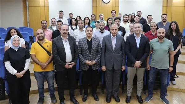 محافظ المنيا يُكرم فريق القافلة الطبية من الجامعة البريطانية تقديرًا لجهودهم الصحية في المراكز والقرى.