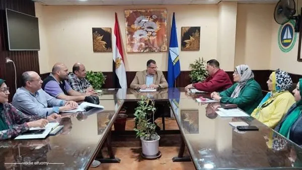 وكيل وزارة التربية والتعليم بدمياط يراقب امتحانات الصفين الأول والثاني الثانوي بشكل إلكتروني وورقي