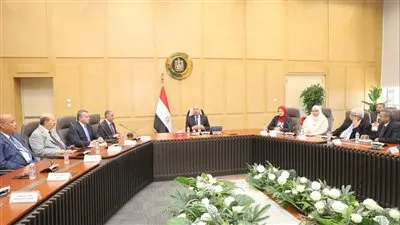 وزير الصناعة والنقل يعلن عن تراخيص جديدة للصلب وخطة لتعزيز المصانع المحلية وتعميق صناعة الحديد.