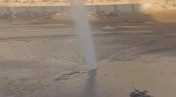 انفجار أنبوب مياه يعرقل حركة المرور في بني مزار