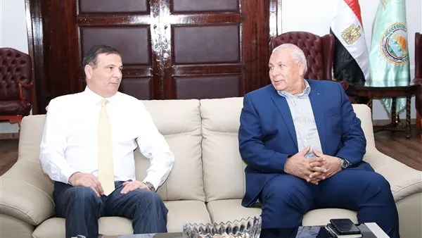 وزير الزراعة يناقش سبل الشراكة مع محافظ الوادي الجديد وزير الزراعة يناقش سبل الشراكة مع محافظ الوادي الجديد