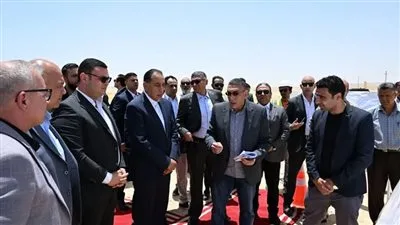 رئيس الوزراء يراقب تقدم مشاريع الطرق والبنية التحتية في توسعات الشيخ زايد الجديدة