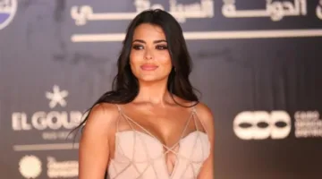 أسماء جلال تحتفل بعيد ميلادها بفستان قصير وقناع (صور)