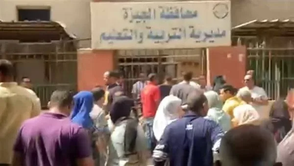 أولياء أمور رياض الأطفال يعبرون عن معارضتهم لقرار يمنع نقل أبنائهم بعد توزيعهم على مدارس بعيدة. أولياء أمور رياض الأطفال يعبرون عن معارضتهم لقرار يمنع نقل أبنائهم بعد توزيعهم على مدارس بعيدة.