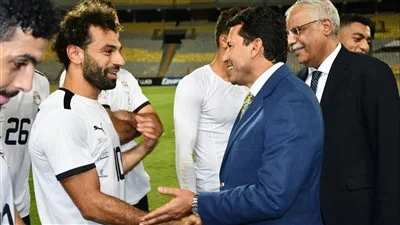 وزير الرياضة يهنئ محمد صلاح بمناسبة فوزه بلقب الهداف وأفضل صانع أهداف في الدوري الإنجليزي