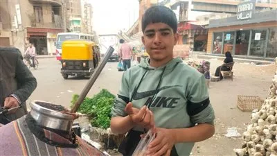 «زياد» من صعيد مصر في الشرقية يبيع الفول والبليلة: أنا هنا منذ عامين والأهالي يحبونني