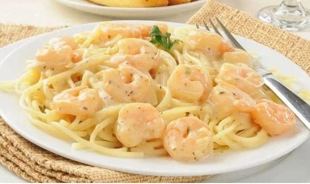 طاجن المكرونة بالجمبرى والوايت صوص
