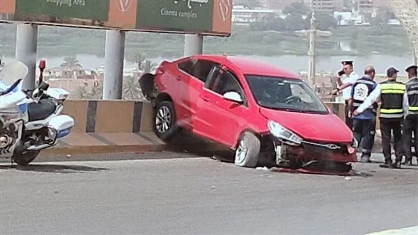 طبيبة تتعرض لإصابات خطيرة جراء حادث اصطدام سيارة خاصة في المنيا