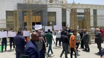 Near the Mosque: Signs Calling for an Investigation into Certain Members of the Dajawi Family | Photos