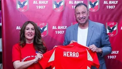 الخطيب يستقبل السفيرة الأمريكية في النادي الأهلي ويشدد على أهمية التعاون المشترك قبل بطولة الأندية العالمية.