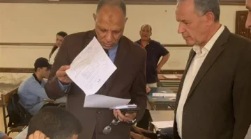 رئيس امتحانات الثانوية العامة يقوم بزيارة لمتابعة امتحانات الفصل الدراسي الثاني للصفين الأول والثاني الثانوي في أسيوط.