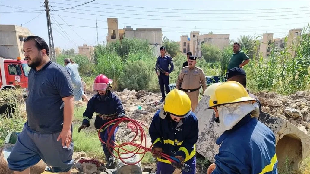 الدفاع المدني ينقذ عاملاً سقط عليه سقف منزل في الرمادي (صور)