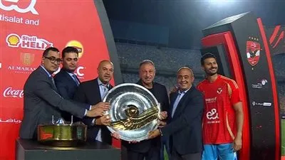 النائب أحمد دياب يمنح درع الدوري المصري الممتاز 2024/2025 للنادي الأهلي بحضور محمود الخطيب