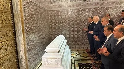 «في إطار زيارته الدبلوماسية».. وزير الخارجية يزور ضريح الملكين الراحلين في المملكة المغربية | صور