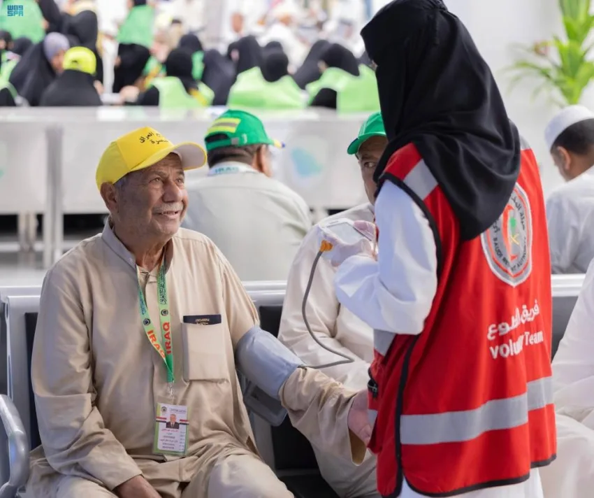 الهلال الأحمر يوزع فرق الإسعاف على مسارات الحجاج الهلال الأحمر يوزع فرق الإسعاف على مسارات الحجاج