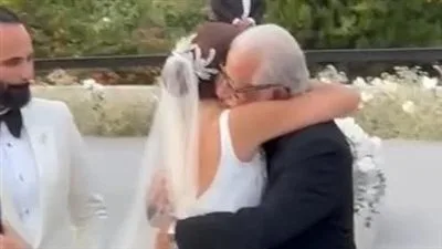 لحظات مؤثرة لوالد أمينة خليل وهو يحتضنها قبل تسليمها لعريسها لحظات مؤثرة لوالد أمينة خليل وهو يحتضنها قبل تسليمها لعريسها