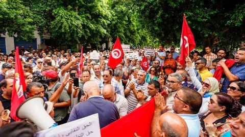 تونس: مسيرة تضامنية مع محامٍ موقوف بتهمة “التحريض على العنف” تونس: مسيرة تضامنية مع محامٍ موقوف بتهمة “التحريض على العنف”