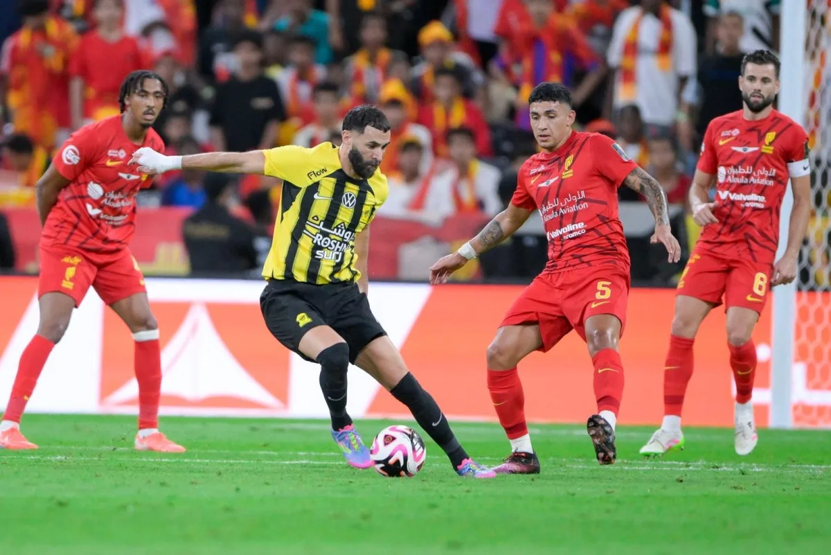 الاتحاد يتوج بلقب كأس الملك السعودي بعد انتصاره على القادسية بثلاثة أهداف، ويحقق ثنائية الموسم لأول مرة في تاريخه. الاتحاد يتوج بلقب كأس الملك السعودي بعد انتصاره على القادسية بثلاثة أهداف، ويحقق ثنائية الموسم لأول مرة في تاريخه.