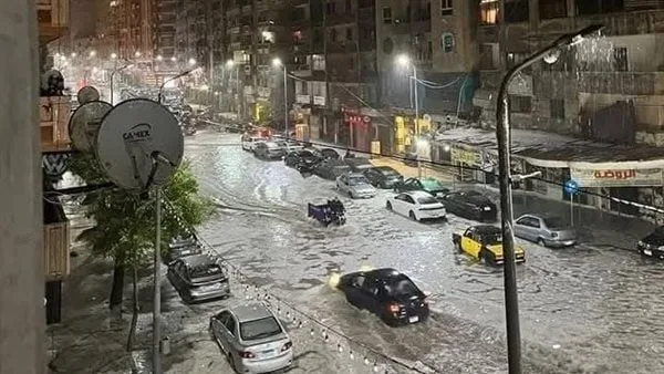 أمطار وعواصف رعدية تؤثر على الإسكندرية.. والمحافظ يعلن حالة الطوارئ في الأجهزة التنفيذية أمطار وعواصف رعدية تؤثر على الإسكندرية.. والمحافظ يعلن حالة الطوارئ في الأجهزة التنفيذية