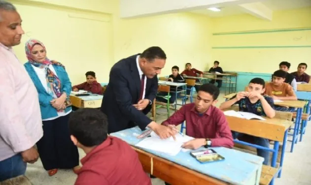 محافظ مطروح يزور بدء ماراثون امتحانات الشهادة الإعدادية محافظ مطروح يزور بدء ماراثون امتحانات الشهادة الإعدادية