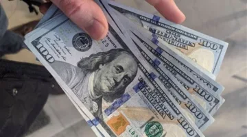 احتكار ظاهر وعمولات مفروضة.. مراقبون ينذرون من سيطرة بنوك عربية على سوق صرف العملات