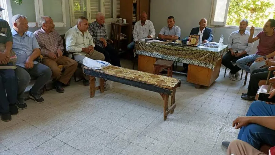 وكيل وزارة الزراعة بأسيوط يستعرض طرق تنفيذ القرارات الوزارية مع مديري الوحدات وكيل وزارة الزراعة بأسيوط يستعرض طرق تنفيذ القرارات الوزارية مع مديري الوحدات